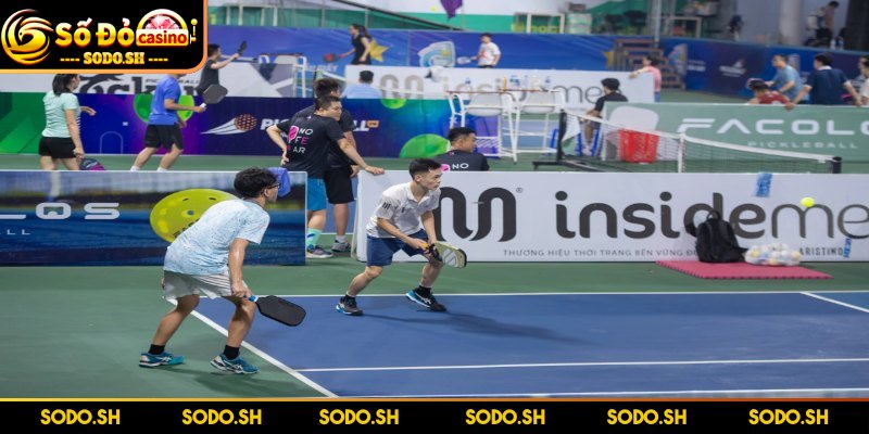 Luật Chơi Pickleball Dễ Hiểu Đơn Giản Cho Người Mới - luat choi pickleball quy dinhh Quy định chỉ bên đang phát bóng mới có quyền ghi điểm