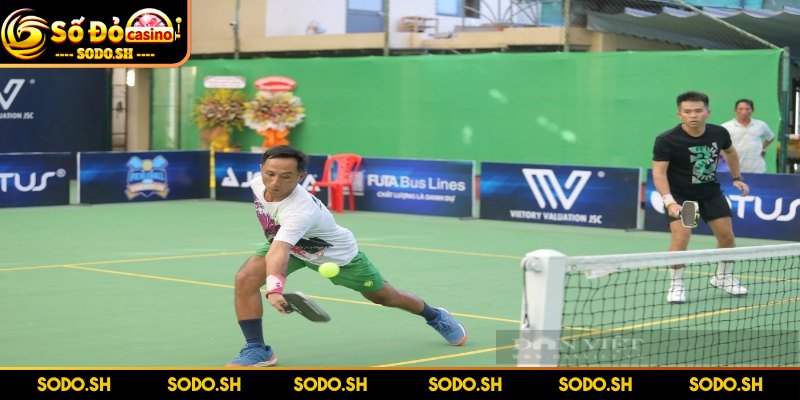 Luật Chơi Pickleball Dễ Hiểu Đơn Giản Cho Người Mới - luat choi pickleball yeu cau nguoi phat Yêu cầu người phát phải đánh bóng dưới tay
